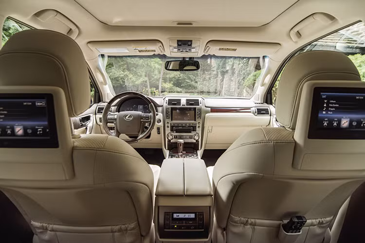 Lexus GX460 2019 không thay đổi chút thiết kế nào so với xe 2018. Thiết kế này được thương hiệu xe sang Lexus duy trì từ năm 2014 đến nay. Bản Mỹ nhập tư nhân là bản thể thao nên có thêm tấm ốp bạc ở cản trước và sau cùng vành màu ghi xám.