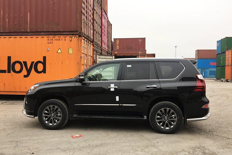 GX460 là mẫu SUV đàn em của LX570. Giá LX570 chính hãng là 8,18 tỷ đồng, cũng tăng từ năm 2019. Việc tăng giá không chỉ đối với 2 mẫu SUV cao cấp nhất của Lexus mà áp dụng đồng loạt với nhiều mẫu xe khác.