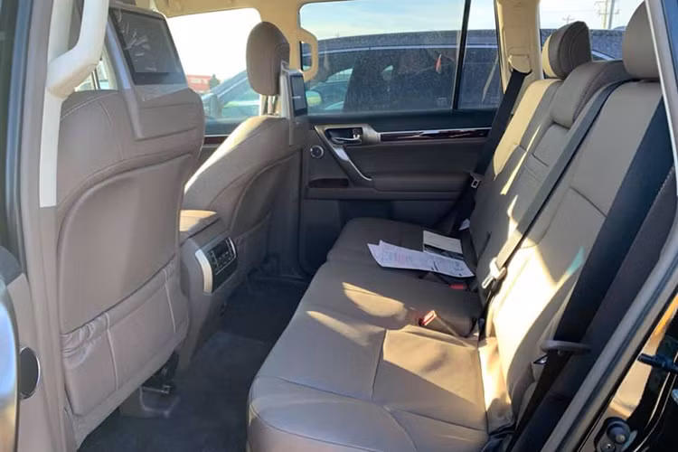 Nội thất xe cũng không có sự khác biệt bản 2018. GX460 như một biến thể hạng sang của Land Cruiser Prado, cách bố trí khoang cabin có nét tương đồng. Hệ thống giải trí đáng chú ý có 3 màn hình, âm thanh Mark Levinson, tai nghe bluetooth và điều khiển từ xa cho hàng ghế sau.