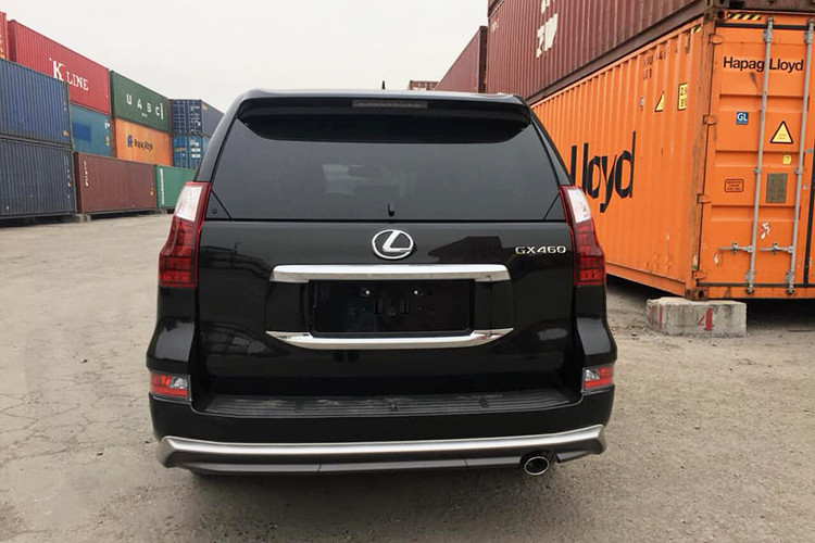 Động cơ xe bản Mỹ và bản dành cho thị trường Việt Nam đều chung mã 1UR-FE V8, dung tích 4,6 lít, nhưng sức mạnh khác nhau. Đối với bản Mỹ, công suất máy 301 mã lực và mô-men xoắn 446 Nm. Bản xuất sang Việt Nam có công suất 292 mã lực và mô-men xoắn 438 Nm. Hộp số tự động 6 cấp dùng chung.