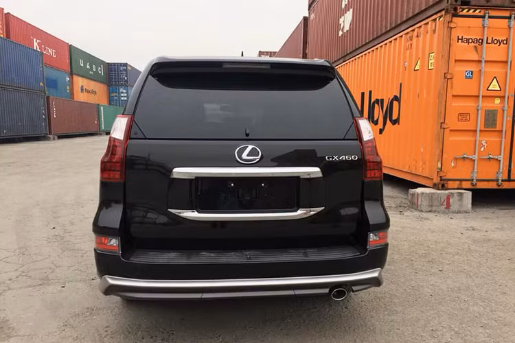 Động cơ xe bản Mỹ và bản dành cho thị trường Việt Nam đều chung mã 1UR-FE V8, dung tích 4,6 lít, nhưng sức mạnh khác nhau. Đối với bản Mỹ, công suất máy 301 mã lực và mô-men xoắn 446 Nm. Bản xuất sang Việt Nam có công suất 292 mã lực và mô-men xoắn 438 Nm. Hộp số tự động 6 cấp dùng chung.