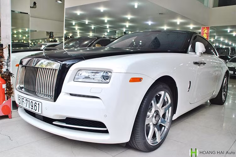 Sau khoảng 2 tháng bán lại cho công ty nhập khẩu siêu xe tại quận 5, TP HCM, chiếc xe siêu sang Rolls-Royce Wraith từng thuộc sở hữu của ông chủ hãng cà phê Trung Nguyên, ông Đặng Lê Nguyên Vũ đã xuất hiện với ngoại hình mới được trưng bày tại showroom này.