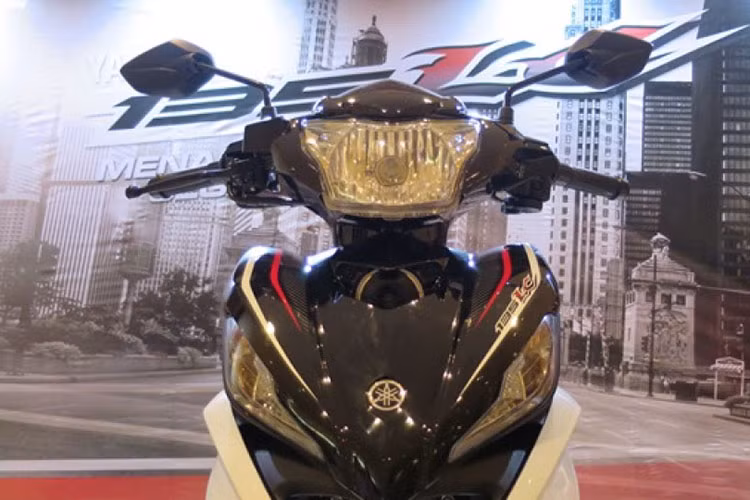 Yamaha Exciter 135 2016 mới đã chính thức có mặt trên thị trường Malaysia vào tháng 3 năm nay. Mẫu xe này được niêm yết với mức giá khoảng 7.068 RM, (tương đương 38 triệu đồng). LC135 cũng sở hữu cả hai bản côn tay và côn tự động với nhiều màu sắc.