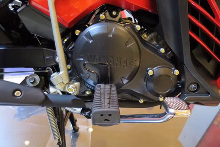 Yamaha LC135 2016 sở hữu động cơ xy-lanh đơn, 4 kỳ, làm mát bằng chất lỏng, dung tích 134 cc, tạo ra công suất tối đa 12 mã lực tại vòng tua máy 8.500 vòng/phút và mô-men xoắn cực đại 11,8 Nm tại vòng tua máy 5.500 vòng/phút.