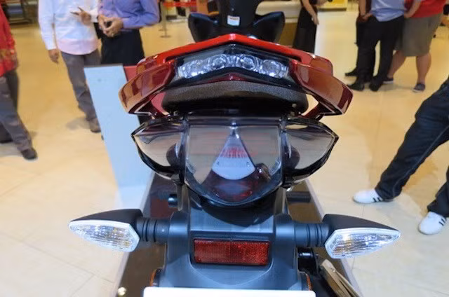 Ngoài những thay đổi trên, về tổng thể Yamaha LC135 2016 không có quá nhiều khác biệt với bản cũ Exciter từng xuất hiện tại thị trường Việt Nam. Xe vẫn sử dụng giảm sóc đôi trước và đơn sau, phanh đĩa trước, sau cùng khóa điện dạng từ...