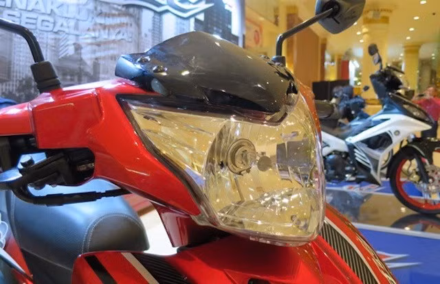 Những thay đổi khác ở Yamaha 135LC 2016 so với phiên bản cũ trước đây còn gọi là Exciter 135 nằm ở đèn định vị dạng LED hiện đại cùng đèn hậu nằm dưới tay dắt tích hợp đèn phanh dạng LED.