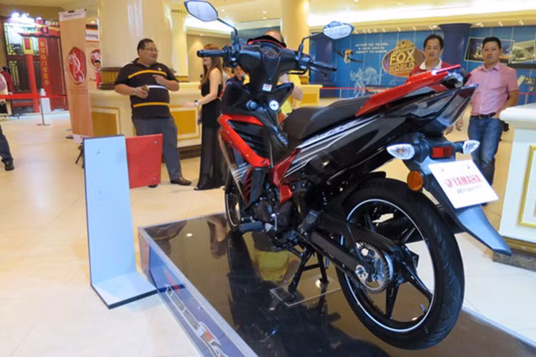 Bên cạnh đó là đèn xi-nhan sau tách rời không liền mạch chung với cụm đèn hậu như phiên bản cũ, trên tay xách sau yên còn được bố trí dải đèn dạng led. Kính chắn gió cỡ nhỏ mới cũng xuất hiện trên đầu xe.