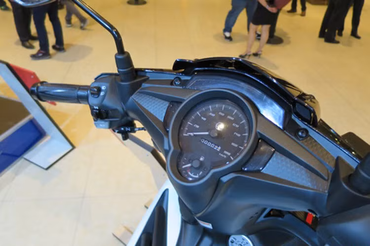 Xe sở hữu cụm đồng hồ được thiết kế lại đơn giản hơn nhưng vẫn mang phong cách của thế hệ Exciter 135 đời cũ từng xuất hiện tại Việt Nam.