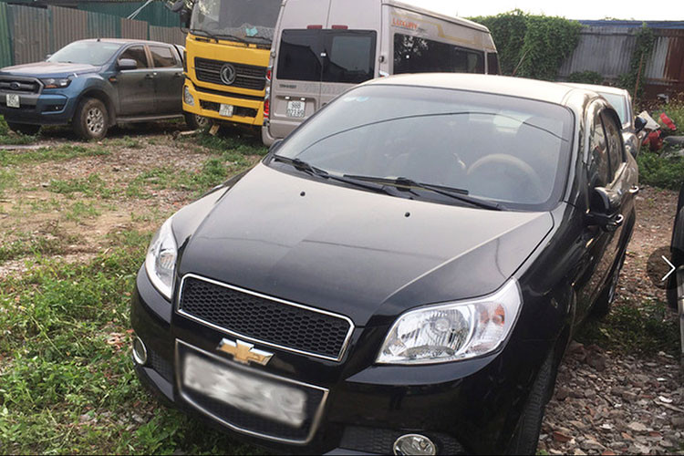 Tìm hiểu từ các chủ showroom ôtô cũ tại Hà Nội, không phải chiếc xe nào cũng được ngân hàng thanh lý rẻ hơn so với thị trường. Hơn nữa, giá bán được ngân hàng đưa ra là giá bán khởi điểm, giá mua trúng có thể sẽ cao hơn. Do là tài sản thanh lý nhằm thu hồi vốn, xử lý nợ xấu nên thông thường ngân hàng sẽ không hỗ trợ trả góp mà lấy tiền mặt toàn bộ.