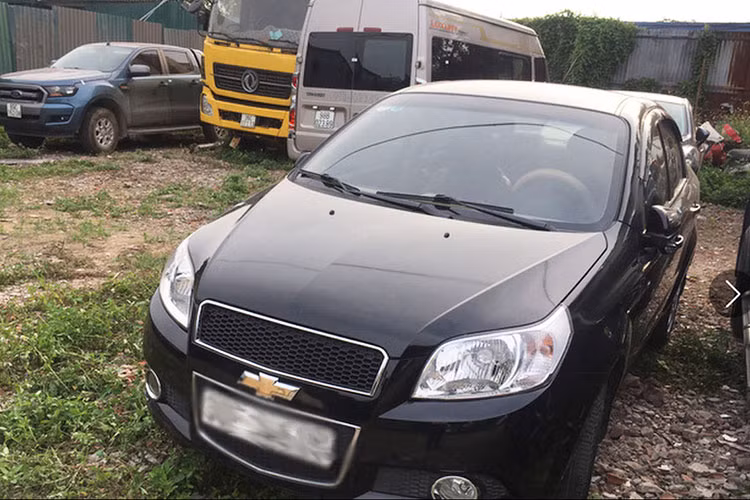 Tìm hiểu từ các chủ showroom ôtô cũ tại Hà Nội, không phải chiếc xe nào cũng được ngân hàng thanh lý rẻ hơn so với thị trường. Hơn nữa, giá bán được ngân hàng đưa ra là giá bán khởi điểm, giá mua trúng có thể sẽ cao hơn. Do là tài sản thanh lý nhằm thu hồi vốn, xử lý nợ xấu nên thông thường ngân hàng sẽ không hỗ trợ trả góp mà lấy tiền mặt toàn bộ.