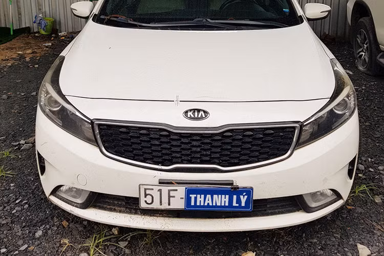 Chiếc Kia Cerato đang được rao bán này được chào hàng bị xước nhẹ, lốp 90% được rao bán giá 573 triệu đồng. Chiếc Vinfast Fadil màu đỏ bị cào xước cửa, nắp capô, lốp mòn, móp cửa sau bên phụ được rao bán giá 320 triệu đồng.