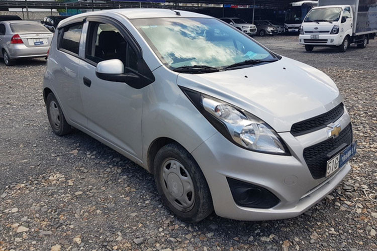 Trên website của VIB, một chiếc xe cỡ A là Chevrolet Spark sản xuất năm 2017, đã chạy 84.567km được rao bán với giá 165 triệu đồng. VIB cho biết giá chiếc xe này trên thị trường là 250 triệu đồng.