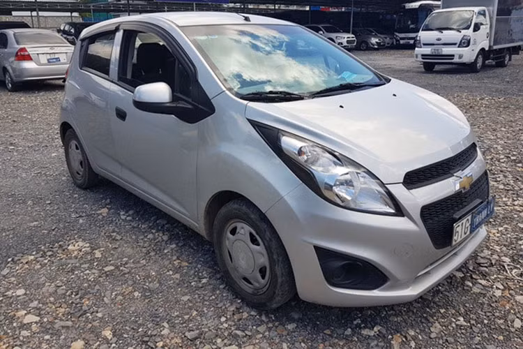 Trên website của VIB, một chiếc xe cỡ A là Chevrolet Spark sản xuất năm 2017, đã chạy 84.567km được rao bán với giá 165 triệu đồng. VIB cho biết giá chiếc xe này trên thị trường là 250 triệu đồng.