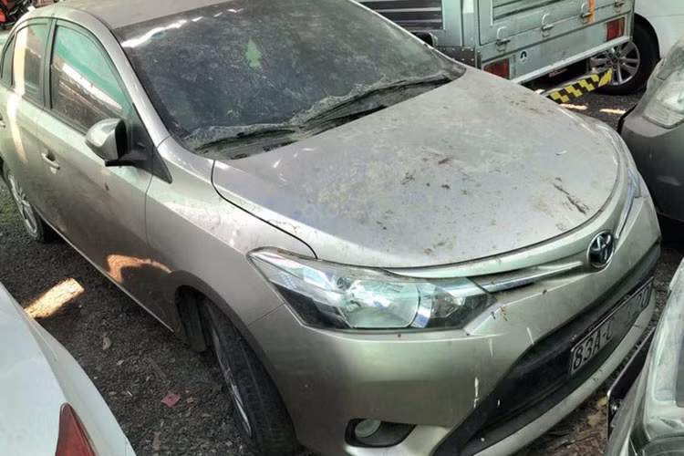 Một chiếc Toyota Vios khác đăng ký năm 2019 được ngân hàng rao bán với giá 387 triệu đồng. Xe bị xước quanh xe, có chỗ móp, lốp 80%, xịt lốp sau bên trái, xước cửa sau bên phụ, vỡ đèn pha bên trái, nội thất bình thường.