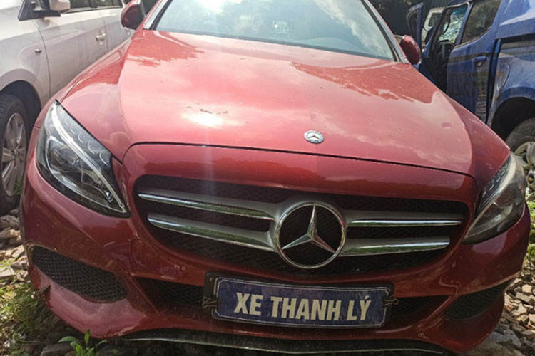 Ngoài những chiếc xe phân khúc giá rẻ, TPBank cũng rao bán một số chiếc xe sang như chiếc Mercedes E300 được rao bán với giá khởi điểm 1,1 tỷ đồng. Đây là xe bị tai nạn, hư hỏng nặng, không kiểm tra được tình trạng hoạt động của động cơ, xe không đủ điều kiện lưu thông. Đây là giá khởi điểm của tài sản đấu giá chưa bao gồm các loại thuế, phí và người mua sẽ phải chịu tất cả các loại phí này. (Ảnh: minh hoạ).