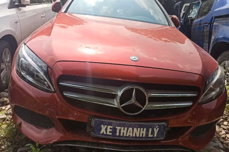 Ngoài những chiếc xe phân khúc giá rẻ, TPBank cũng rao bán một số chiếc xe sang như chiếc Mercedes E300 được rao bán với giá khởi điểm 1,1 tỷ đồng. Đây là xe bị tai nạn, hư hỏng nặng, không kiểm tra được tình trạng hoạt động của động cơ, xe không đủ điều kiện lưu thông. Đây là giá khởi điểm của tài sản đấu giá chưa bao gồm các loại thuế, phí và người mua sẽ phải chịu tất cả các loại phí này. (Ảnh: minh hoạ).