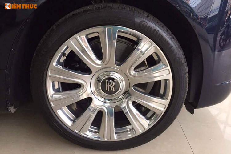 Điểm nhấn ở ngoại hình chiếc xe siêu sang mui trần này chính là bộ mâm "khủng" 21 inch mạ crom sáng bóng, bộ mâm đa chấu cùng logo hai chữ R lồng ghép vào nhau mang đặc trưng của hãng xe sang Anh quốc.