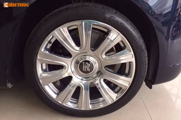 Điểm nhấn ở ngoại hình chiếc xe siêu sang mui trần này chính là bộ mâm "khủng" 21 inch mạ crom sáng bóng, bộ mâm đa chấu cùng logo hai chữ R lồng ghép vào nhau mang đặc trưng của hãng xe sang Anh quốc.
