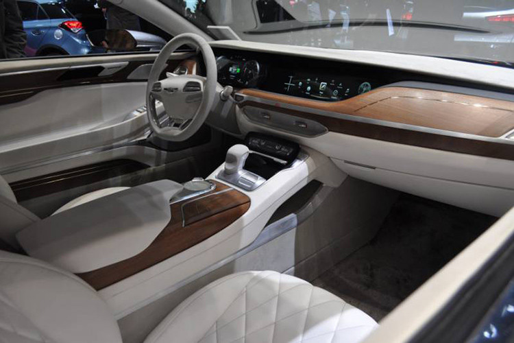 Theo Giám đốc điều hành Manfred Fitzgerald của thương hiệu xe sang Hàn Quốc này cho rằng, mẫu xe sedan G80 mới có xuất phát điểm từ thế hệ thứ hai của Hyundai Genesis trước khi chuyển đổi sang một thương hiệu cao cấp độc lập và vẫn duy trì động cơ Lambda V6.