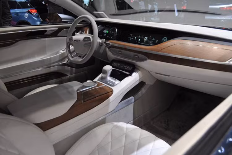 Theo Giám đốc điều hành Manfred Fitzgerald của thương hiệu xe sang Hàn Quốc này cho rằng, mẫu xe sedan G80 mới có xuất phát điểm từ thế hệ thứ hai của Hyundai Genesis trước khi chuyển đổi sang một thương hiệu cao cấp độc lập và vẫn duy trì động cơ Lambda V6.