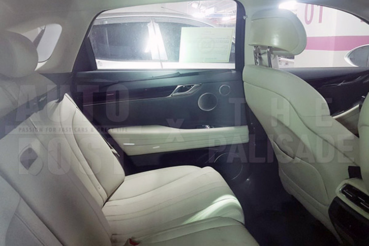 Như vậy, khối động cơ V8 sẽ tiếp tục được sử dụng trên Genesis G90 được cải tiến thêm một vài năm nữa, nhưng sẽ không xuất hiện trên G80, khi mẫu xe này đang chuẩn bị áp dụng công nghệ điện khí hóa. Thay vào đó, G80 2020 sẽ trang bị động cơ V6 tăng áp kép, dung tích 3.3L.