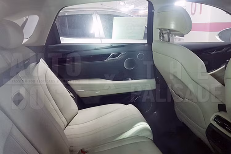 Như vậy, khối động cơ V8 sẽ tiếp tục được sử dụng trên Genesis G90 được cải tiến thêm một vài năm nữa, nhưng sẽ không xuất hiện trên G80, khi mẫu xe này đang chuẩn bị áp dụng công nghệ điện khí hóa. Thay vào đó, G80 2020 sẽ trang bị động cơ V6 tăng áp kép, dung tích 3.3L.