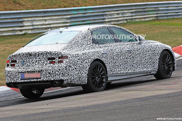 Cụm đèn hậu cũng có thiết kế tương đồng với cặp đèn pha. Điều này góp phần tạo nên sự đồng nhất giữa phần đầu xe và phần đuôi xe. Ngoài ra, phần mui của Genesis G80 2020 còn được làm vát xuống kiểu Coupe nên sẽ giúp xe trông thể thao và khoẻ khoắn hơn kiểu sedan truyền thống.