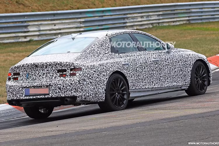 Cụm đèn hậu cũng có thiết kế tương đồng với cặp đèn pha. Điều này góp phần tạo nên sự đồng nhất giữa phần đầu xe và phần đuôi xe. Ngoài ra, phần mui của Genesis G80 2020 còn được làm vát xuống kiểu Coupe nên sẽ giúp xe trông thể thao và khoẻ khoắn hơn kiểu sedan truyền thống.