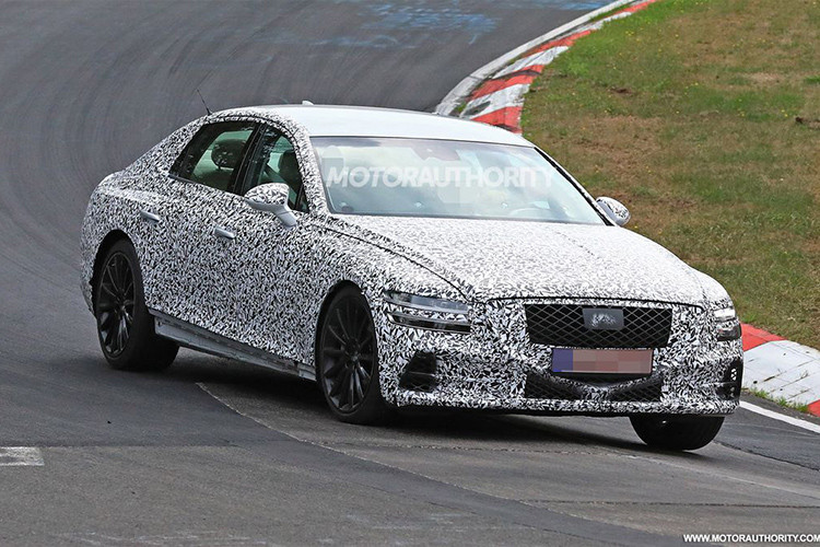 Ở phần đầu xe, mặt ca-lăng to bản dạng mắt cá bằng chrome tạo cảm giác bề thế và ấn tượng. "Cặp mắt" Full-Led được thiết kế theo dạng 2 đường thẳng song song tinh tế, cản dưới của Genesis G80 2020 cũng được các kỹ sư Hàn Quốc khéo léo làm bằng vật liệu chrome sáng bóng góp phần giúp "mặt tiền" của G20 2020 bảnh bao bao hơn bội phần.