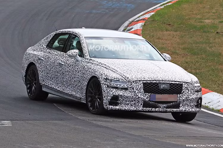 Ở phần đầu xe, mặt ca-lăng to bản dạng mắt cá bằng chrome tạo cảm giác bề thế và ấn tượng. "Cặp mắt" Full-Led được thiết kế theo dạng 2 đường thẳng song song tinh tế, cản dưới của Genesis G80 2020 cũng được các kỹ sư Hàn Quốc khéo léo làm bằng vật liệu chrome sáng bóng góp phần giúp "mặt tiền" của G20 2020 bảnh bao bao hơn bội phần.