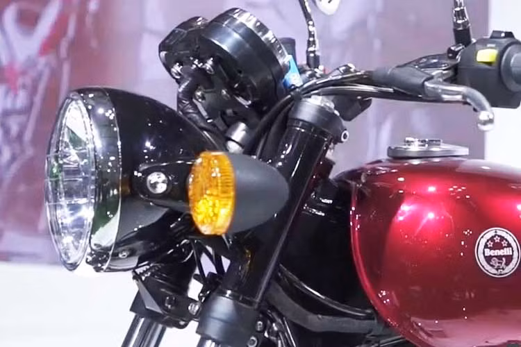 Ngoài thiết kế với kiểu dáng hoài cổ, khá giống với dòng xe đình đám Triumph Bonneville của hãng xe Anh quốc. Benelli Imperiale sởi hữu đèn pha chóa tròn, mang vẻ đẹp như những mẫu xe từ thập niên 70.