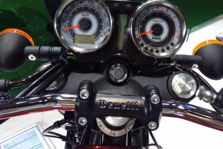 Ngay cả những chi tiết nhỏ nhất như bảng đồng hồ kép cũng đã được Benelli chú ý để đem tới cho chiếc xe vẻ ngoài cổ điển, nhã nhặn nhưng vẫn đầy đủ thông số, chi tiết giống như những mẫu xe môtô hiện đại khác.