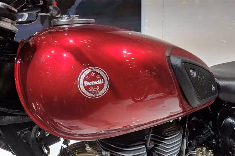 Xe sở hữu bình xăng hình giọt nước dung tích 12 lít, trọng lượng ướt 200kg với ốp cao su hai bên để tỳ đầu gối người lái. Kết cấu khung thép ống của Imperiale 400 cũng có các tỉ lệ khá hoàn hảo, khiến mẫu xe này có thể trở thành nền tảng độ hợp lý tương tự như Yamaha SR400.