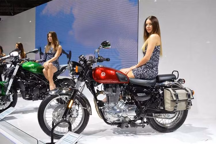  Môtô Benelli Imperiale 400 là mẫu xe retro cho những người yêu thích phong cách cổ điển có thiết kế nhã nhặn, lịch thiệp vừa được hé lộ với mức giá cạnh tranh đã chính thức được đề cập về thời gian sắp tới vào tháng 8/2018 sẽ đổ bộ về Việt Nam với mức giá từ 100 triệu đồng.