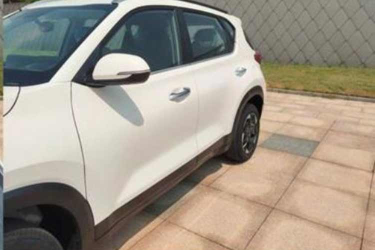 Qua những hình ảnh rò rỉ này, có thể thấy thế hệ mới của Kia Sonet chỉ thay đổi nhẹ ở ngoại thất. Điều này khá bất ngờ với một mẫu ôtô Hàn Quốc vì xe Hyundai và Kia thường thay đổi khá nhiều ở phiên bản nâng cấp. So với phiên bản hiện đang bán trên thị trường, Sonet 2024 được bổ sung những chi tiết mới như cản trước/sau, đèn pha và đèn hậu...