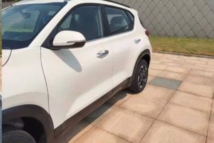 Qua những hình ảnh rò rỉ này, có thể thấy thế hệ mới của Kia Sonet chỉ thay đổi nhẹ ở ngoại thất. Điều này khá bất ngờ với một mẫu ôtô Hàn Quốc vì xe Hyundai và Kia thường thay đổi khá nhiều ở phiên bản nâng cấp. So với phiên bản hiện đang bán trên thị trường, Sonet 2024 được bổ sung những chi tiết mới như cản trước/sau, đèn pha và đèn hậu...