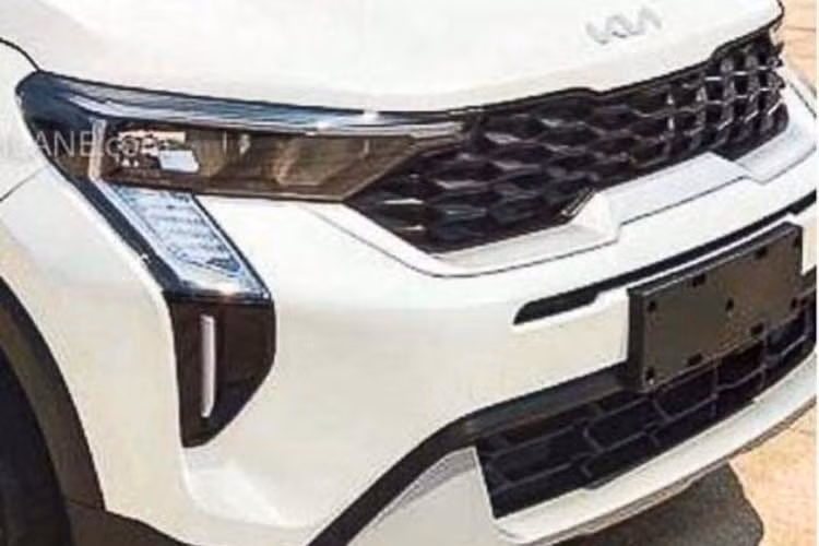 Trong đó, cụm đèn pha của xe được kéo dài xuống cản trước, tạo thành hình chữ "V". Đèn pha còn được tích hợp dải đèn LED định vị ban ngày kiêm đèn báo rẽ mới với thiết kế lấy cảm hứng từ bản đồ sao, tương tự những người anh em cùng thương hiệu như Kia Sorento, Seltos và Morning 2024. Trong khi đó, đèn sương mù nằm ở hai góc cản trước đã biến mất trên Kia Sonet mới.