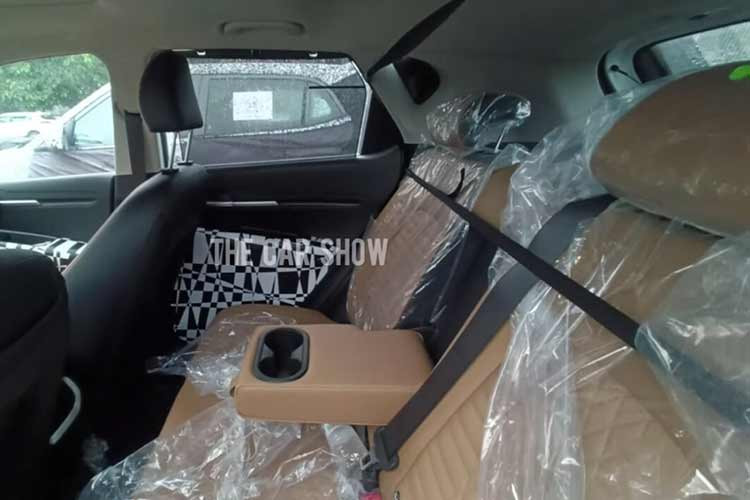 Hai con số tương ứng của động cơ xăng tăng áp, dung tích 1.0L là 120 mã lực và 172 Nm. Trong khi đó, động cơ diesel 1.5L còn lại cho công suất tối đa 116 mã lực và mô-men xoắn cực đại 250 Nm. Động cơ xăng 1.2L sẽ đi kèm với hộp số sàn 5 cấp.