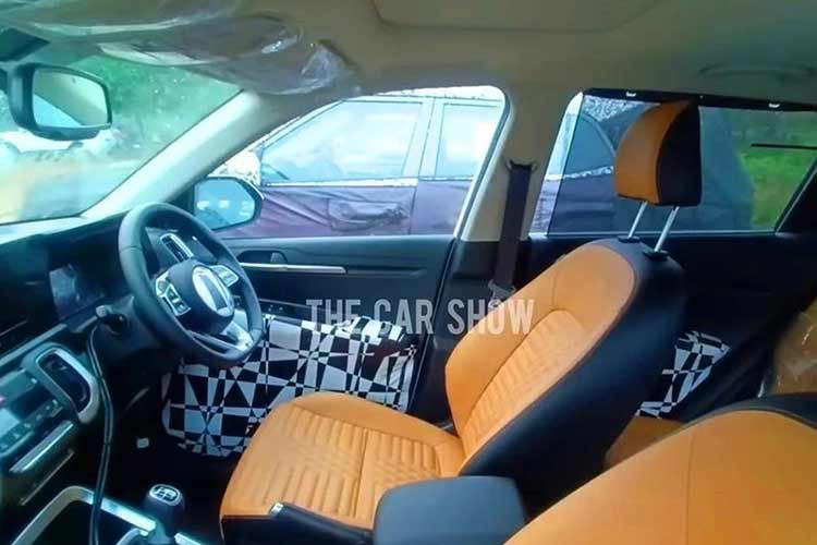 Đáng tiếc là hiện chưa có hình ảnh chụp nội thất của Kia Sonet thế hệ mới. Tuy nhiên, những hình ảnh chụp xe chạy thử trước đó cho thấy mẫu SUV hạng A này sẽ được cải tiến nhẹ ở các nút bấm chỉnh điều hòa và có thêm bảng đồng hồ kỹ thuật số hoàn toàn mới, dùng chung với Hyundai Venue. Bên cạnh đó là nội thất màu nâu mới, tạo cảm giác sang trọng hơn.