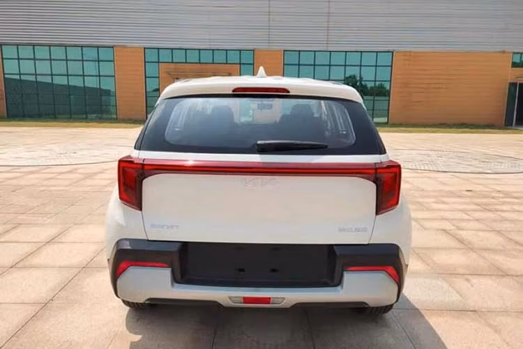 Tiếp theo là cụm đèn hậu mới với thiết kế xuyên suốt, nằm vắt ngang trên đuôi xe. Tạo hình bên trong đèn hậu cũng lấy cảm hứng thiết kế từ bản đồ sao, tương tự loại đang dùng cho Kia Seltos 2024. Bên dưới là cản sau có thiết kế khỏe khoắn hơn nhờ ốp màu bạc dày dặn mới.