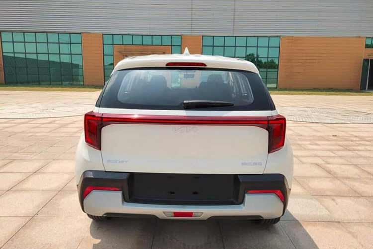 Tiếp theo là cụm đèn hậu mới với thiết kế xuyên suốt, nằm vắt ngang trên đuôi xe. Tạo hình bên trong đèn hậu cũng lấy cảm hứng thiết kế từ bản đồ sao, tương tự loại đang dùng cho Kia Seltos 2024. Bên dưới là cản sau có thiết kế khỏe khoắn hơn nhờ ốp màu bạc dày dặn mới.