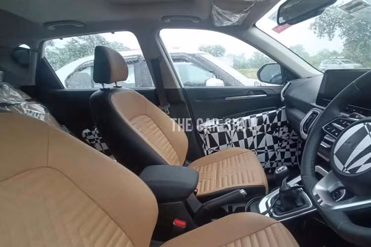 Vì chỉ là phiên bản nâng cấp giữa vòng đời nên Kia Sonet 2024 dự kiến sẽ không thay đổi động cơ. Nằm bên dưới nắp ca-pô của mẫu xe này sẽ có 3 tùy chọn động cơ, tùy thị trường phân phối. Đầu tiên là động cơ xăng 1.2L với công suất tối đa 83 mã lực và mô-men xoắn cực đại 115 Nm.