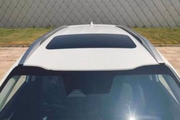 Thay đổi còn lại của Kia Sonet 2024 đương nhiên là vành la-zăng với 2 thiết kế mới. Mẫu SUV hạng A này được trang bị vành la-zăng với thiết kế đa chấu, phay xước 2 màu khá đặc trưng của xe Kia và Hyundai.