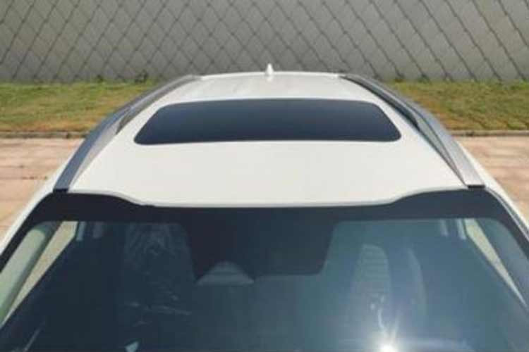 Thay đổi còn lại của Kia Sonet 2024 đương nhiên là vành la-zăng với 2 thiết kế mới. Mẫu SUV hạng A này được trang bị vành la-zăng với thiết kế đa chấu, phay xước 2 màu khá đặc trưng của xe Kia và Hyundai.