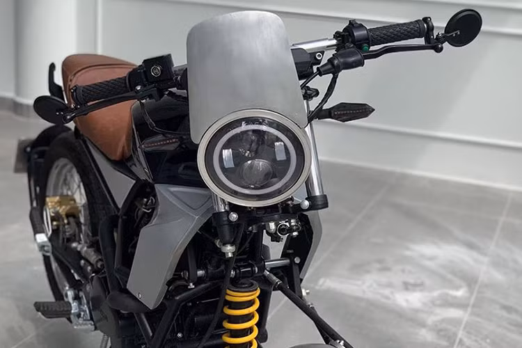 Đến năm cuối đại học, Nghĩa đã chọn chiếc xe môtô NC7 này làm đề tài tốt nghiệp. "Vì mình cũng quen biết anh Tư (Tư Râu) và lại chơi chung cũng biết anh ấy làm xe rất uy tín và có tâm nên quyết định nhờ ảnh hiện thực hoá bản vẽ của mình. Và kết quả ngoài mong đợi, mình thật sự hạnh phúc" Nghĩa cho biết.