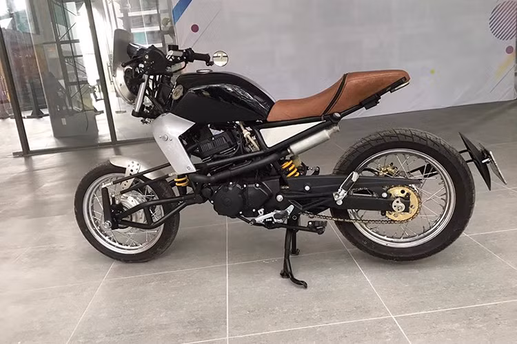 So với nguyên bản, bản độ này có nhiều sự thay đổi khác biệt nhất vẫn là hệ thống lái HCS, kết hợp cùng phuộc đơn dạng mono-shock phía sau tạo diện mạo khác biệt cho xe. Các chi tiết bình xăng, yên xe, cụm đèn pha, đèn hậu v.v. cũng được tinh chỉnh để phù hợp với tổng thể xe. Được biết bản độ này không can thiệp đến sức mạnh động cơ.