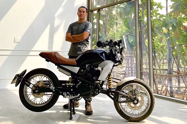 Theo Nghĩa chia sẻ, “Ý tưởng chiếc xe môtô NC7 concept của mình xuất phát từ những chiếc môtô trong phim khoa học viễn tưởng, rồi cách đây khoảng 2 năm mình bắt đầu nghiên cứu về phương thức hoạt động của những hệ thống lái phi truyền thống".