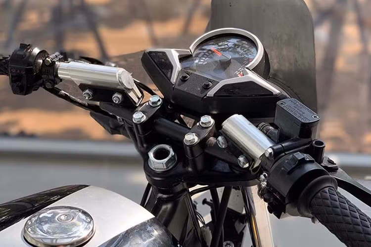 Được biết bản độ xe môtô NC7 này thực hiện trên chiếc Honda CB125T, với điểm nhấn là hệ thống lái HCS. Nói sơ qua về hệ thống lái HCS, theo nhiều tài liệu ghi chép tuy không phải là nhà sản xuất sáng tạo ra hệ thống này nhưng hãng Bimota, Ý đã khiến hệ thống lái này trở nên nổi tiếng thế giới và trở thành thương hiệu của dòng xe Bimota Tesi.