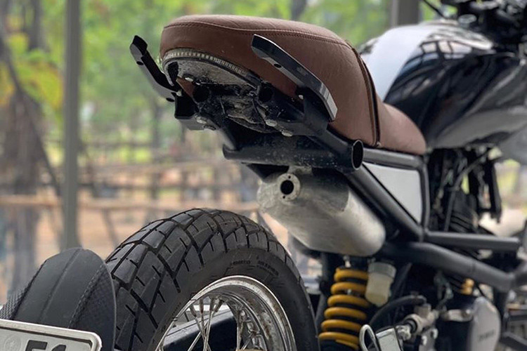 “Khác với cơ cấu lái truyền thống thông qua phuộc trước, cơ cấu lái này dùng hệ thống (như với bánh sau) và đũa đẩy để nối trục bánh trước (hub) với một trục liền với tay lái nằm tại vị trí giữa thân xe (center). Mục đích của hệ thống này là tách biệt hệ lái, giảm xóc, phanh đĩa trước nhằm tạo ra góc truyền lực qua cơ cấu lái tới bánh trước theo phương ngang, thay vì theo phương xiên/thẳng đứng như với phuộc truyền thống, tạo ra hiệu quả lái trực tiếp hơn và nhạy bén hơn. Hệ thống này còn tăng độ bám đường cho bánh trước trên dải tốc độ cao.” Anh Nghĩa chia sẻ.