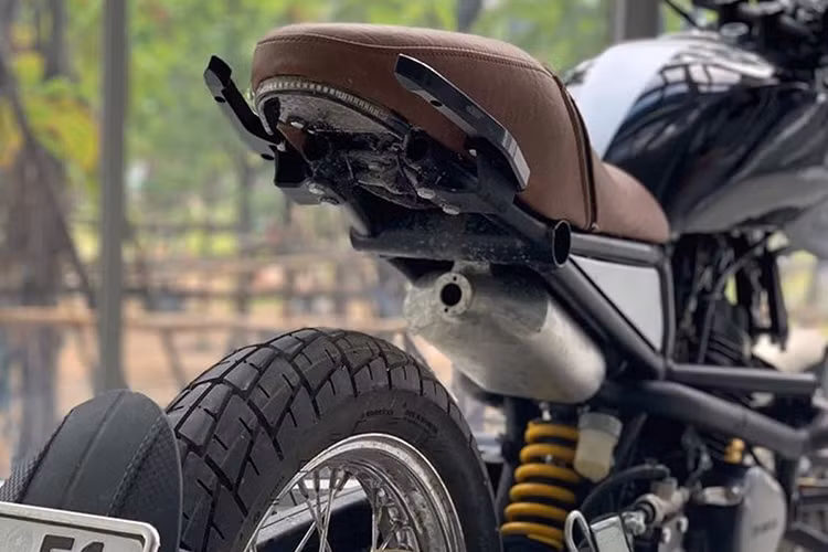 “Khác với cơ cấu lái truyền thống thông qua phuộc trước, cơ cấu lái này dùng hệ thống (như với bánh sau) và đũa đẩy để nối trục bánh trước (hub) với một trục liền với tay lái nằm tại vị trí giữa thân xe (center). Mục đích của hệ thống này là tách biệt hệ lái, giảm xóc, phanh đĩa trước nhằm tạo ra góc truyền lực qua cơ cấu lái tới bánh trước theo phương ngang, thay vì theo phương xiên/thẳng đứng như với phuộc truyền thống, tạo ra hiệu quả lái trực tiếp hơn và nhạy bén hơn. Hệ thống này còn tăng độ bám đường cho bánh trước trên dải tốc độ cao.” Anh Nghĩa chia sẻ.